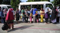 Masyarakat antre untuk membeli beras dan minyak murah saat Kegiatan Gerakan Pangan Murah di Kantor Kelurahan Bekasi Jaya, Kecamatan Bekasi Timur, Kota Bekasi, Jawa Barat, Rabu (6/3/2024).
