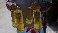 Minyak goreng disediakan sebanyak 3.600 botol ukuran 1 liter.