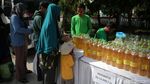 Potret Warga Bekasi Antre Beras dan Minyak Murah