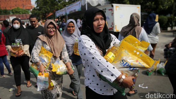 Potret Warga Bekasi Antre Beras dan Minyak Murah