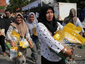 Potret Warga Bekasi Antre Beras dan Minyak Murah
