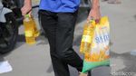 Potret Warga Bekasi Antre Beras dan Minyak Murah