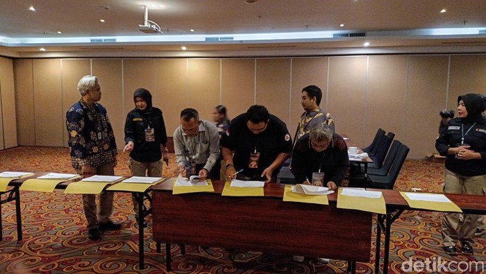 Proses rapat pleno rekapitulasi suara KPU DIY di Hotel Alana Yogyakarta, Selasa malam (5/4/2024).