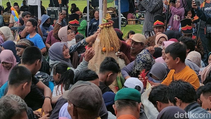 Prosesi Nyadran Agung di Alun-alun Wates, Kulon Progo, Rabu (6/3/2024).