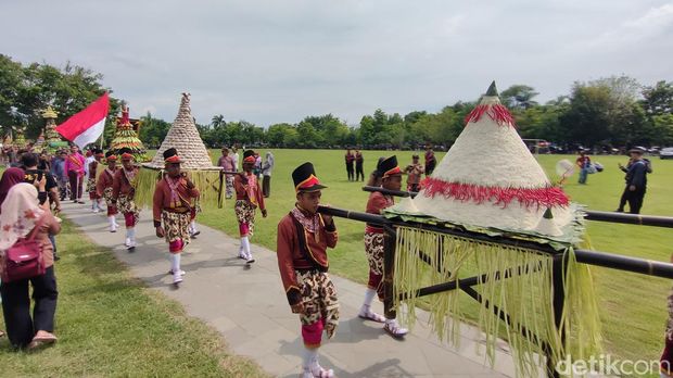 Prosesi Nyadran Agung di Alun-alun Wates, Kulon Progo, Rabu (6/3/2024).