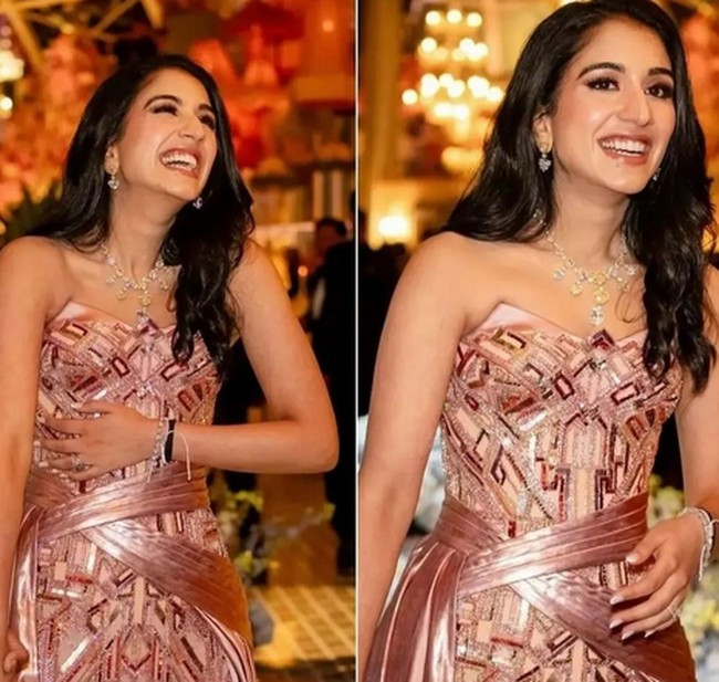 Dalam acara bertema An evening in Everland, Radhika tampil mengenakan gaun pink metalik dari Versace Couture. Busana mewahnya tersebut pernah dipakai Blake Lively di Met Gala 2022.  Foto: dok. Instagram @ sangeetahairartist