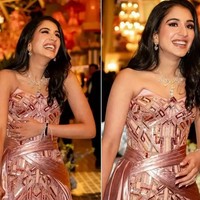 Dalam acara bertema An evening in Everland, Radhika tampil mengenakan gaun pink metalik dari Versace Couture. Busana mewahnya tersebut pernah dipakai Blake Lively di Met Gala 2022.  Foto: dok. Instagram @ sangeetahairartist