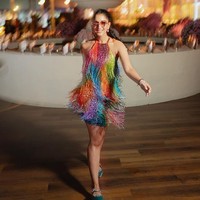 Acara malam hari, Radhika tampil colorful dengan gaun strapless manik-manik. Mengambil inspirasi dari budaya disko, penampilan Radhia tersebut memancarkan vibe glamor retro. Kacamata berwarna berbentuk hati dari Cartier menambahkan sentuhan ceria namun anggun pada penampilannya. Foto: dok. Instagram @ sangeetahairartist