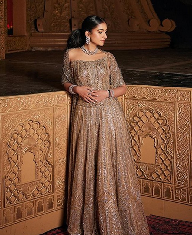 Tidak kurang dari 800 tamu diundang untuk turut serta dalam perayaan ini. Dana yang dikeluarkan untuk pesta mewah tersebut dikabarkan menghabiskan sekitar 12 miliar rupee atau setara dengan Rp 2,3 triliun. Foto: dok. Instagram @ sangeetahairartist