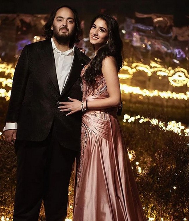 Baru akan menggelar pernikahan pada bulan Juli, Anant Ambani dan calon istrinya Radhika Merchant mengadakan pesta prewedding yang super mewah di Jamnagar, Gujarat, India pada akhir pekan lalu. Wanita India 29 tahun itu tampil dengan rangkaian busana bling-bling. Foto: dok. Instagram @ sangeetahairartist