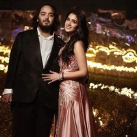 Baru akan menggelar pernikahan pada bulan Juli, Anant Ambani dan calon istrinya Radhika Merchant mengadakan pesta prewedding yang super mewah di Jamnagar, Gujarat, India pada akhir pekan lalu. Wanita India 29 tahun itu tampil dengan rangkaian busana bling-bling. Foto: dok. Instagram @ sangeetahairartist