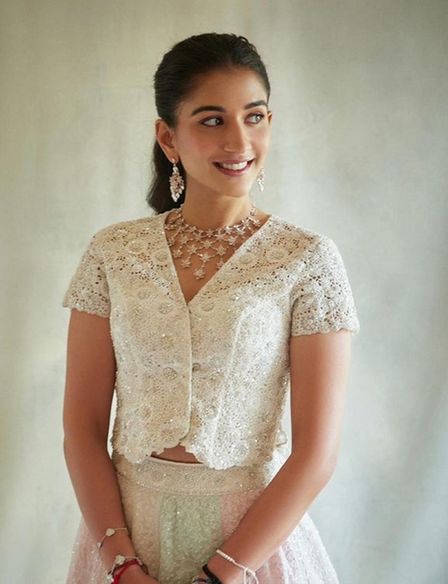 Dalam sesi pemotretan keluarga, wanita 29 tahun tampil elegan dengan busana putih. Penampilannya tampak mewah dengan kalung berlian bertumpuk.  Foto: dok. Instagram @ sangeetahairartist