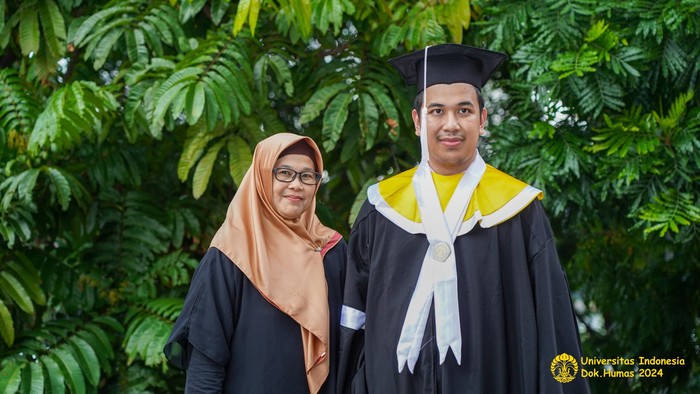 Raditya dan ibu saat wisuda