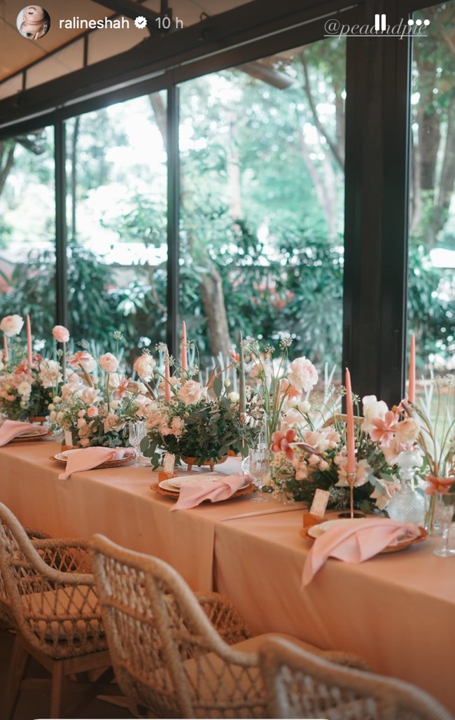 Didominasi warna peach, dekorasi di tempat perayaan ulang tahun Raline itu tampak indah dan elegan. Selain bertabur berbagai bunga, di meja makannya juga terdapat lilin-lilin yang sudah tertata dan menambah estetika dekorasinya. Foto: Instagram/@ralineshah