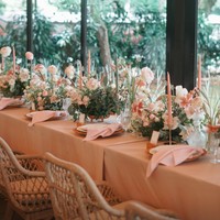 Didominasi warna peach, dekorasi di tempat perayaan ulang tahun Raline itu tampak indah dan elegan. Selain bertabur berbagai bunga, di meja makannya juga terdapat lilin-lilin yang sudah tertata dan menambah estetika dekorasinya. Foto: Instagram/@ralineshah