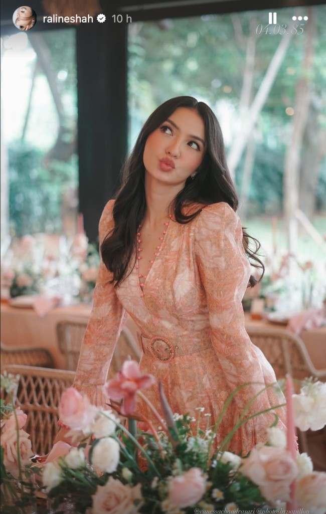 Senada dengan warna dekorasinya, Raline juga tampil dengan mengenakan dress paanjang berwarna peach. Dress berpotongan kerah v itu tampak simpel dan berhasil membuat penampilannya jadi terlihat lebih feminin dan anggun. Foto: Instagram/@ralineshah