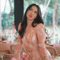 Senada dengan warna dekorasinya, Raline juga tampil dengan mengenakan dress paanjang berwarna peach. Dress berpotongan kerah v itu tampak simpel dan berhasil membuat penampilannya jadi terlihat lebih feminin dan anggun. Foto: Instagram/@ralineshah
