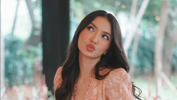 7 Foto Pesta Ultah ke-39 Raline Shah, Menawan Dengan Dominasi Warna Peach