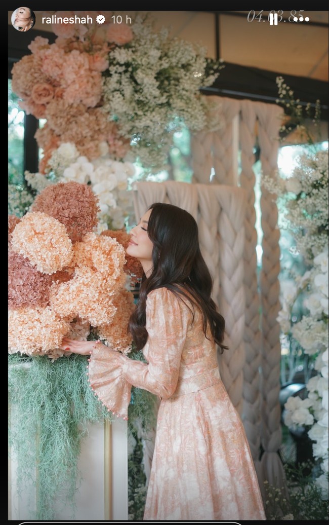 Memasuki usia 39 tahun Raline terlihat semakin cantik menawan. Ditambah dengan riasan wajah dan rambut yang dikeriting gantung, penampilannya pun banjir pujian netizen. Foto: Instagram/@ralineshah