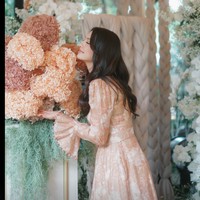 Memasuki usia 39 tahun Raline terlihat semakin cantik menawan. Ditambah dengan riasan wajah dan rambut yang dikeriting gantung, penampilannya pun banjir pujian netizen. Foto: Instagram/@ralineshah