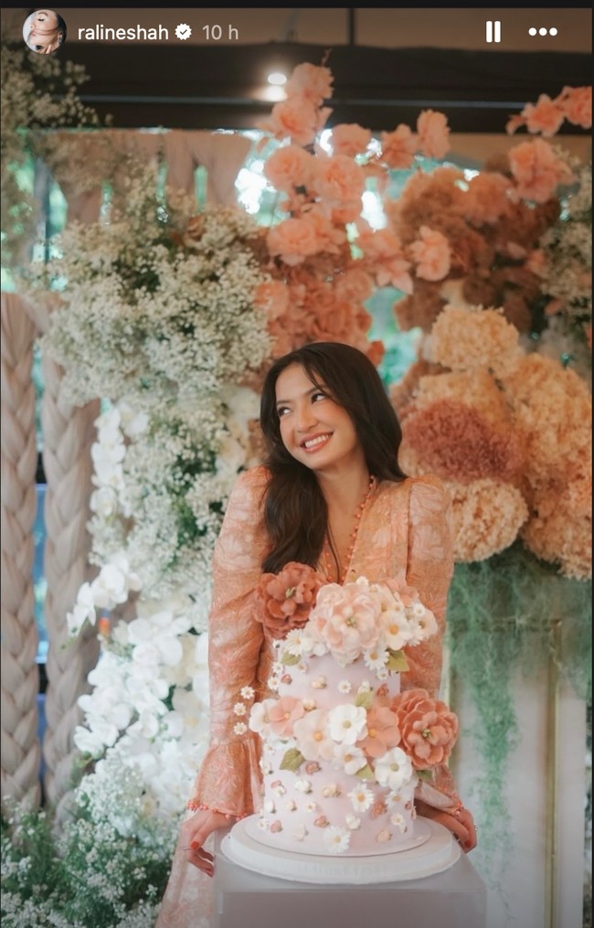Kue ulang tahun Raline pun tampak begitu cantik dengan dipenuhi motif bunga yang didominasi warna putih dan peach. Seperti yang terlihat, kue ulang tahun Raline itu terdiri dari 2 tingkat. Foto: Instagram/@ralineshah