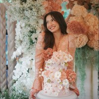 Kue ulang tahun Raline pun tampak begitu cantik dengan dipenuhi motif bunga yang didominasi warna putih dan peach. Seperti yang terlihat, kue ulang tahun Raline itu terdiri dari 2 tingkat. Foto: Instagram/@ralineshah