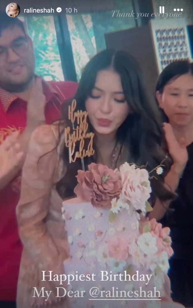 Tiup lilin sambil dinyanyikan lagu selamat ulang tahun oleh para tamu yang datang, Raline tampak begitu bahagia. Pesta ulang tahunnya itu pun berlangsung dengan lancar dan meriah. Foto: Instagram/@ralineshah