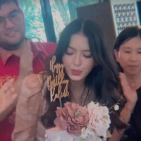 Tiup lilin sambil dinyanyikan lagu selamat ulang tahun oleh para tamu yang datang, Raline tampak begitu bahagia. Pesta ulang tahunnya itu pun berlangsung dengan lancar dan meriah. Foto: Instagram/@ralineshah