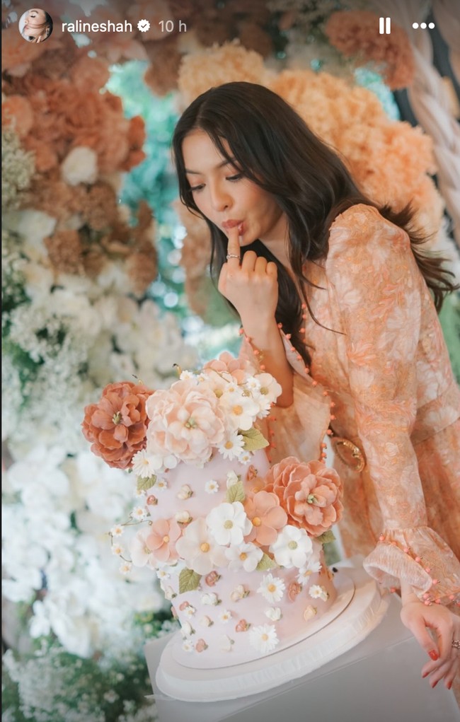 Meski sudah hampir kepala 4 namun Raline Shah masih terlihat cantik dan awet muda. Tak heran jika banyak yang mengidolakan dirinya dan kerap memberinya pujian. Foto: Instagram/@ralineshah