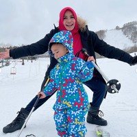 Rayyanza atau yang biasa dipanggil Cipung itu tampil mengenakan setelan jaket musim dingin berwarna biru yang ramai dipenuhi motif berwarna-warni. Seperti biasa, penampilan Rayyanza pun selalu berhasil mencuri atensi. Foto: Instagram/@rieta_amilia