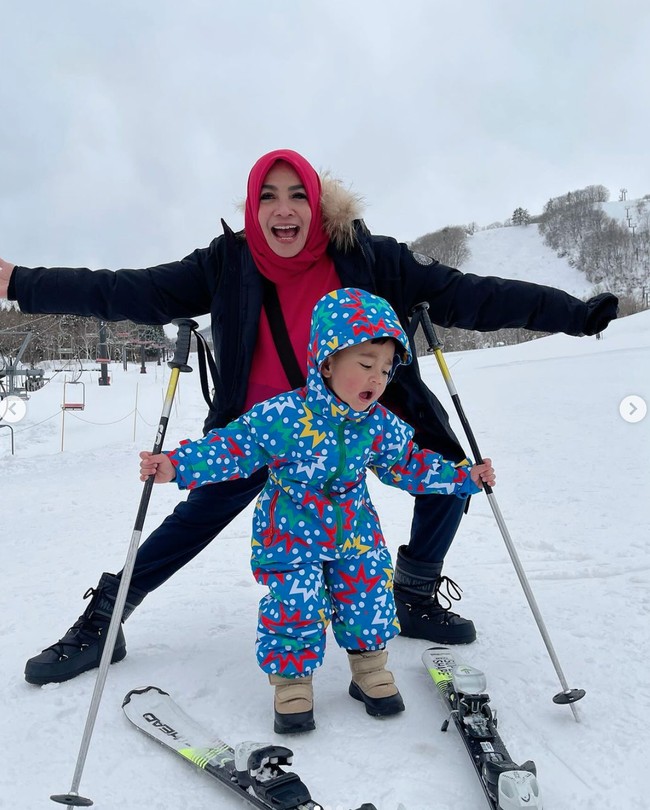 Gaya Rayyanza yang bak professional juga berhasil bikin gemas. Unggahan di Instagram Rieta itu pun langsung dibanjiri komentar netizen. “Duh bayik gayanya,” komentar salah seorang netizen. “cintakuu kamu lucu sekalii,” komentar lain. Foto: Instagram/@rieta_amilia