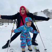 Gaya Rayyanza yang bak professional juga berhasil bikin gemas. Unggahan di Instagram Rieta itu pun langsung dibanjiri komentar netizen. “Duh bayik gayanya,” komentar salah seorang netizen. “cintakuu kamu lucu sekalii,” komentar lain. Foto: Instagram/@rieta_amilia