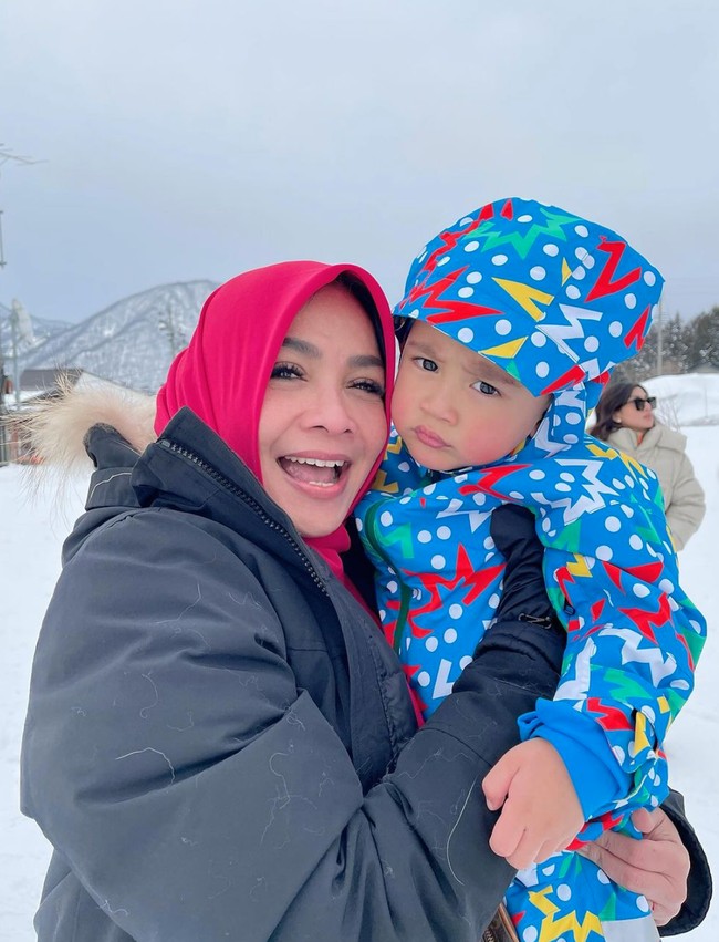 Tak sedikit juga yang salfok dan gemas melihat pipi Rayyanza yang memerah bak tomat. “Pingin nyubittt bgt pipi tomatNy... pink2 gt.. sehat2 klian semua..” tulis salah satu komentar. “Aduhhh pipina tambah bercemu cemu,” komentar lain. Foto: Instagram/@rieta_amilia