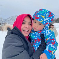 Tak sedikit juga yang salfok dan gemas melihat pipi Rayyanza yang memerah bak tomat. “Pingin nyubittt bgt pipi tomatNy... pink2 gt.. sehat2 klian semua..” tulis salah satu komentar. “Aduhhh pipina tambah bercemu cemu,” komentar lain. Foto: Instagram/@rieta_amilia