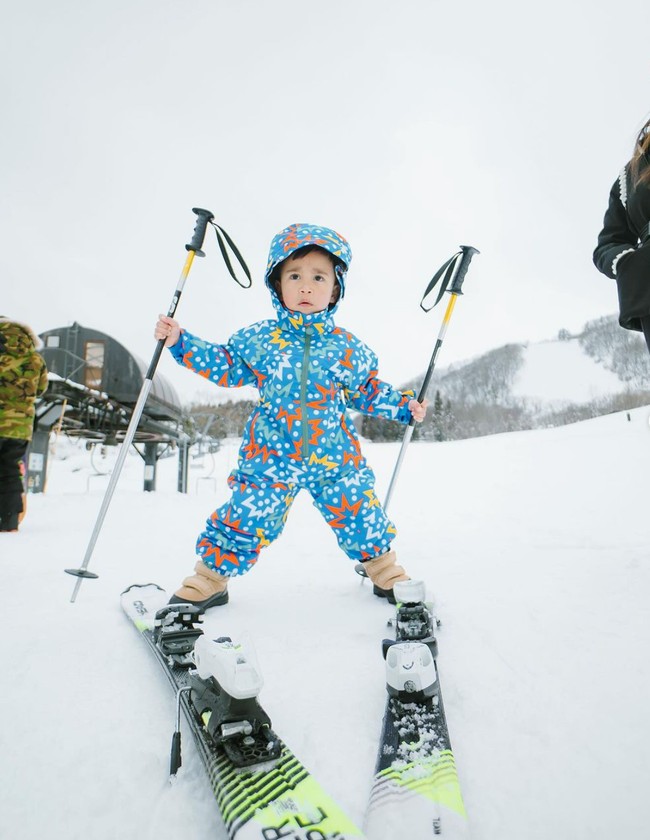 Lahir pada 26 November 2021, saat ini Rayyanza baru berusia 2 tahun. Meski demikian adik Rafathar itu sudah memiliki banyak penggemar berkat wajah dan tingkahnya yang lucu menggemaskan. Foto: Instagram/@raffinagita1717