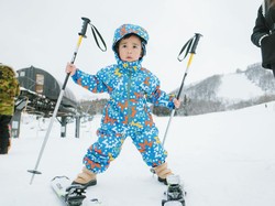 7 Potret Rayyanza Cipung & Keluarga Main Ski di Jepang, Gayanya Bikin Gemas