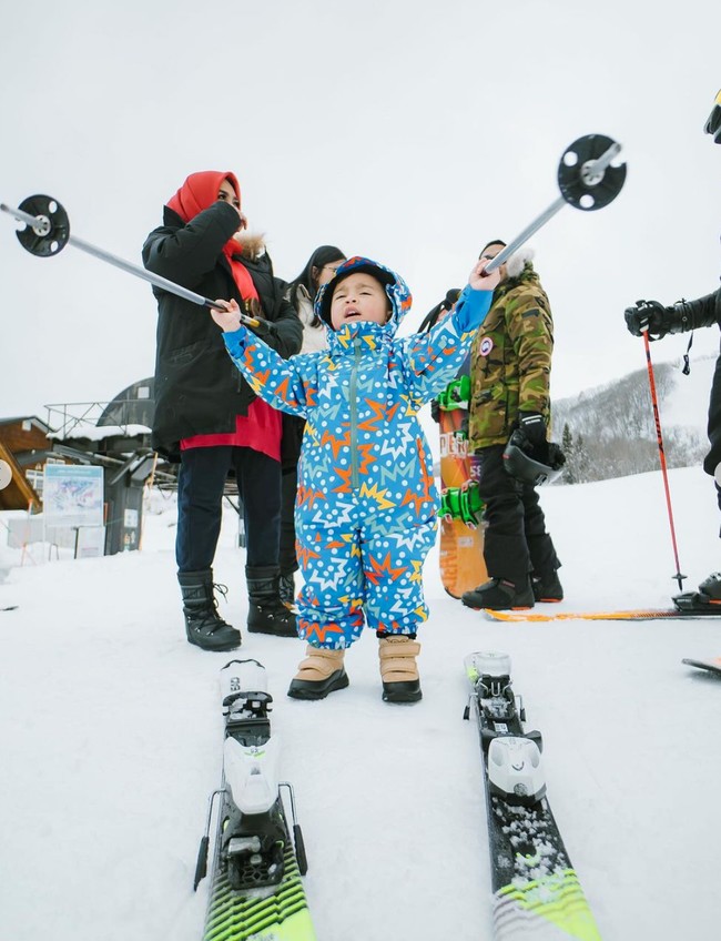 Meski Rayyanza tidak benar-benar ikut bermain ski karena masih terlalu kecil, namun gayanya berpose bersama peralatan bermain ski itu sudah berhasil mencuri atensi dan bikin gemas. Foto: Instagram/@raffinagita1717