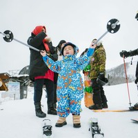 Meski Rayyanza tidak benar-benar ikut bermain ski karena masih terlalu kecil, namun gayanya berpose bersama peralatan bermain ski itu sudah berhasil mencuri atensi dan bikin gemas. Foto: Instagram/@raffinagita1717