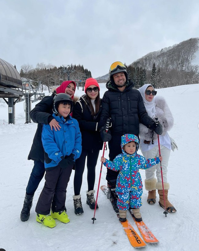 Potret Rayyanza bersama sang kakak, Rafathar, neneknya, Rieta Amilia dan Amy Qanita, serta kedua orangtuanya, Raffi Ahmad dan Nagita Slavina. Pamer ekspresi tanpa senyum, Rayyanza memang berhasil bikin tercipung-cipung. Foto: Instagram/@rieta_amilia