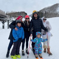 Potret Rayyanza bersama sang kakak, Rafathar, neneknya, Rieta Amilia dan Amy Qanita, serta kedua orangtuanya, Raffi Ahmad dan Nagita Slavina. Pamer ekspresi tanpa senyum, Rayyanza memang berhasil bikin tercipung-cipung. Foto: Instagram/@rieta_amilia