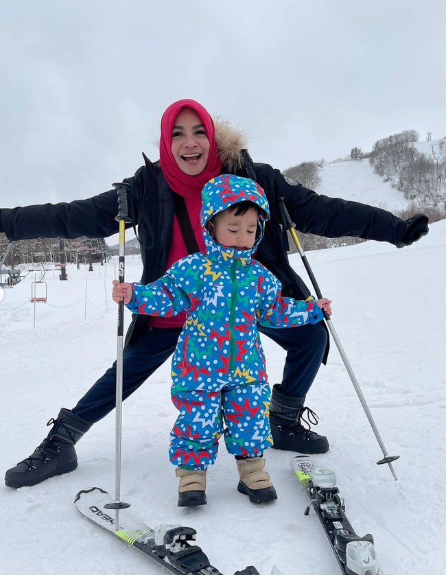Sedang berada di Jepang bersama keluarganya, anak kedua Raffi Ahmad dan Nagita Slavina terlihat ikut ‘main ski’ di sana. Bersama sang nenek, Rieta Amilia, keduanya tampak berpose bersama. Foto: Instagram/@rieta_amilia