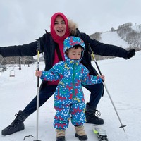 Sedang berada di Jepang bersama keluarganya, anak kedua Raffi Ahmad dan Nagita Slavina terlihat ikut ‘main ski’ di sana. Bersama sang nenek, Rieta Amilia, keduanya tampak berpose bersama. Foto: Instagram/@rieta_amilia
