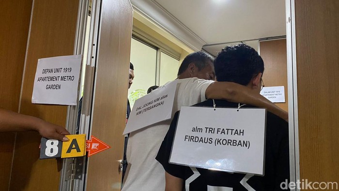 Rekonstruksi momen terakhir petugas Rudenim Imigrasi Jakbar, Tri Fattah Firdaus mengantarkan Kim Dal jong dan tak kembali hingga ditemukan tewas di lantai 3.