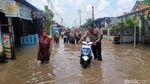 Potret Respon Cepat TNI-Polri Bantu Korban Banjir di Kota Mojokerto
