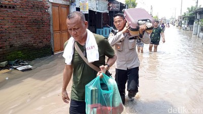 Potret Respon Cepat TNI-Polri Bantu Korban Banjir di Kota Mojokerto