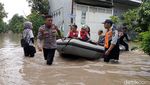 Potret Respon Cepat TNI-Polri Bantu Korban Banjir di Kota Mojokerto