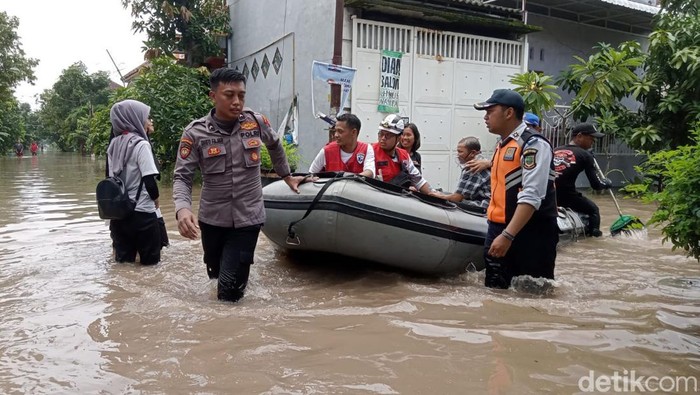 Respon Cepat Polresta Mojokerto Bantu Evakuasi Korban Banjir