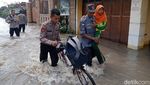 Potret Respon Cepat TNI-Polri Bantu Korban Banjir di Kota Mojokerto