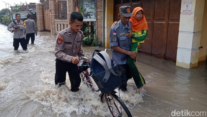 Respon Cepat Polresta Mojokerto Bantu Evakuasi Korban Banjir Respon Cepat Polresta Mojokerto Bantu Evakuasi Korban Banjir