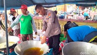 Petugas kepolisian juga berbaur dengan relawan di Kota Mojokerto untuk menyiapkan komsumsi untuk korban banjir.